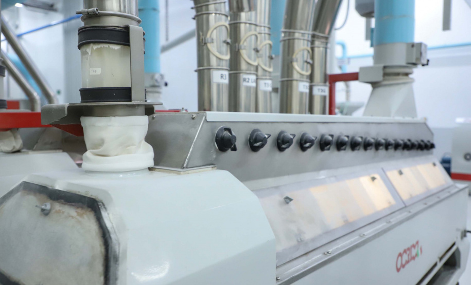 Em Ponta Grossa, o moinho Herança Holandesa, do grupo Unium - que reúne as cooperativas Frísia, Castrolanda e Capal - foi pensado para produzir farinhas especiais para linhas industriais do mercado B2B, como é conhecida a produção para outras marcas.
No entanto, em 2017, a empresa investiu em tecnologia, ampliou seu mix e iniciou a produção de farinhas para uso doméstico.