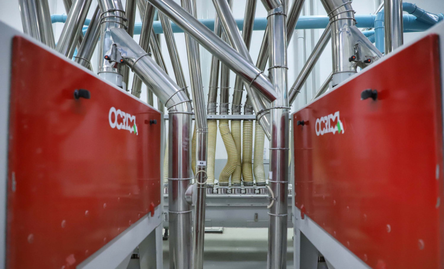 Em Ponta Grossa, o moinho Herança Holandesa, do grupo Unium - que reúne as cooperativas Frísia, Castrolanda e Capal - foi pensado para produzir farinhas especiais para linhas industriais do mercado B2B, como é conhecida a produção para outras marcas.
No entanto, em 2017, a empresa investiu em tecnologia, ampliou seu mix e iniciou a produção de farinhas para uso doméstico.