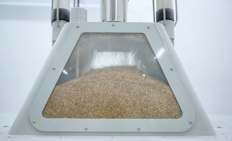 Em Ponta Grossa, o moinho Herança Holandesa, do grupo Unium - que reúne as cooperativas Frísia, Castrolanda e Capal - foi pensado para produzir farinhas especiais para linhas industriais do mercado B2B, como é conhecida a produção para outras marcas.
No entanto, em 2017, a empresa investiu em tecnologia, ampliou seu mix e iniciou a produção de farinhas para uso doméstico.