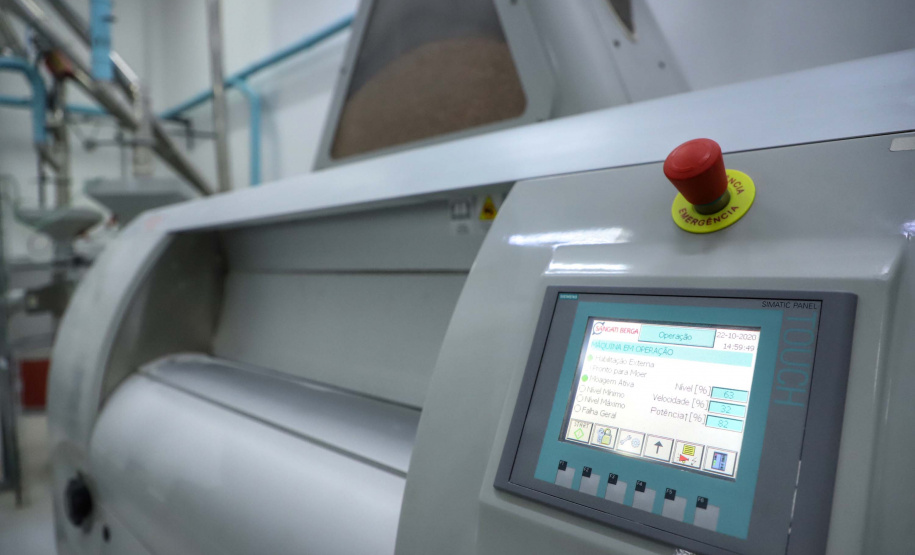 Em Ponta Grossa, o moinho Herança Holandesa, do grupo Unium - que reúne as cooperativas Frísia, Castrolanda e Capal - foi pensado para produzir farinhas especiais para linhas industriais do mercado B2B, como é conhecida a produção para outras marcas.
No entanto, em 2017, a empresa investiu em tecnologia, ampliou seu mix e iniciou a produção de farinhas para uso doméstico.