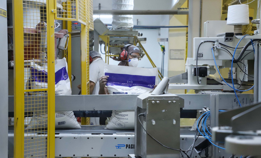 Em Ponta Grossa, o moinho Herança Holandesa, do grupo Unium - que reúne as cooperativas Frísia, Castrolanda e Capal - foi pensado para produzir farinhas especiais para linhas industriais do mercado B2B, como é conhecida a produção para outras marcas.
No entanto, em 2017, a empresa investiu em tecnologia, ampliou seu mix e iniciou a produção de farinhas para uso doméstico.