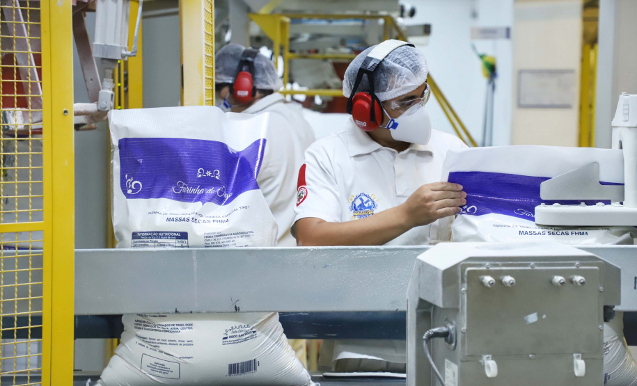 Em Ponta Grossa, o moinho Herança Holandesa, do grupo Unium - que reúne as cooperativas Frísia, Castrolanda e Capal - foi pensado para produzir farinhas especiais para linhas industriais do mercado B2B, como é conhecida a produção para outras marcas.
No entanto, em 2017, a empresa investiu em tecnologia, ampliou seu mix e iniciou a produção de farinhas para uso doméstico.