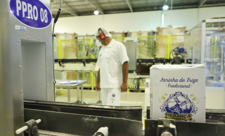 Em Ponta Grossa, o moinho Herança Holandesa, do grupo Unium - que reúne as cooperativas Frísia, Castrolanda e Capal - foi pensado para produzir farinhas especiais para linhas industriais do mercado B2B, como é conhecida a produção para outras marcas.
No entanto, em 2017, a empresa investiu em tecnologia, ampliou seu mix e iniciou a produção de farinhas para uso doméstico.