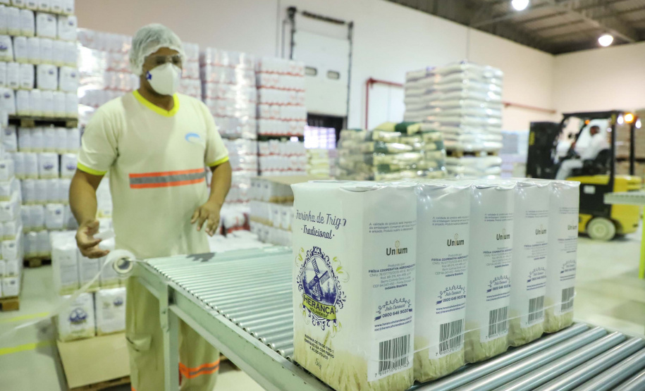 Em Ponta Grossa, o moinho Herança Holandesa, do grupo Unium - que reúne as cooperativas Frísia, Castrolanda e Capal - foi pensado para produzir farinhas especiais para linhas industriais do mercado B2B, como é conhecida a produção para outras marcas.
No entanto, em 2017, a empresa investiu em tecnologia, ampliou seu mix e iniciou a produção de farinhas para uso doméstico.
