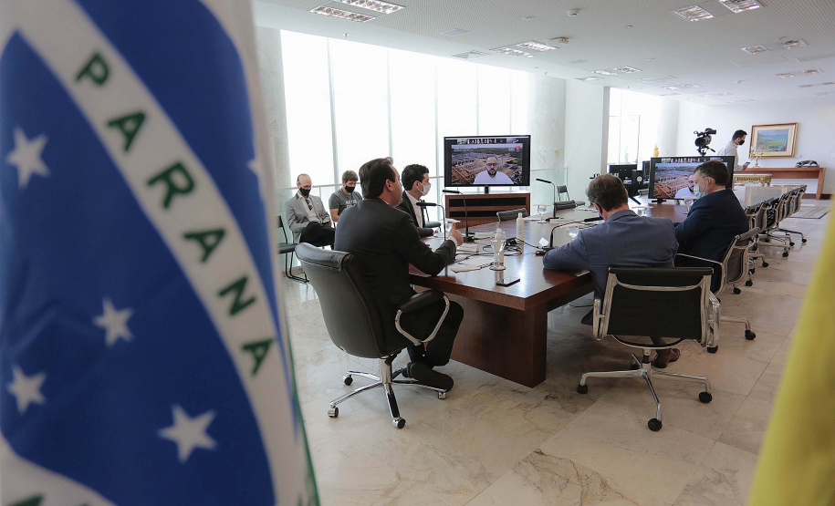 Curitiba -23-11-2020 - Governador do Paraná Carlos Massa Ratinho Junior e os Secretários Eduardo Bekin (investe Paraná), Claudio Stabile ( Sanepar) e Eduardo Slaviero Pimentel durante reunião com investidores de infraestrutura no Estado do Paraná - Foto: Jonathan Campos/ AEN