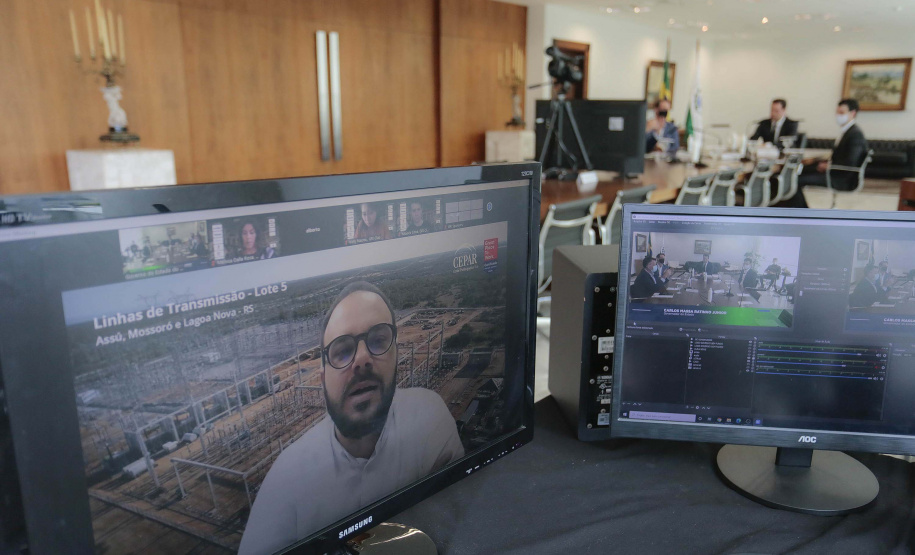 Curitiba -23-11-2020 - Governador do Paraná Carlos Massa Ratinho Junior e os Secretários Eduardo Bekin (investe Paraná), Claudio Stabile ( Sanepar) e Eduardo Slaviero Pimentel durante reunião com investidores de infraestrutura no Estado do Paraná - Foto: Jonathan Campos/ AEN