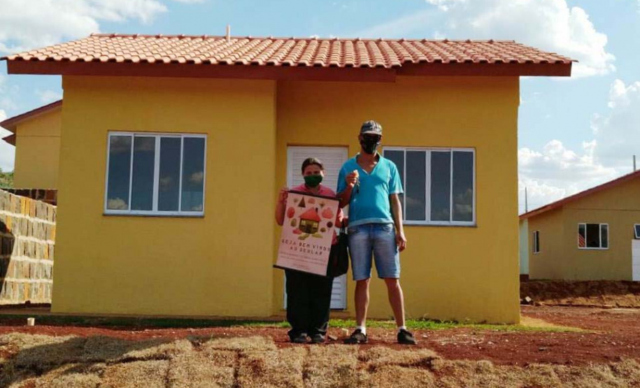Quarenta famílias de Marmeleiro, município na região Sudoeste do Paraná, realizaram nesta quarta-feira (25) o sonho da casa própria. Elas foram beneficiadas por um projeto habitacional do Governo do Estado, feito em parceria com a prefeitura, com investimentos de aproximadamente R$ 2,6 milhões. Foto: Cohapar