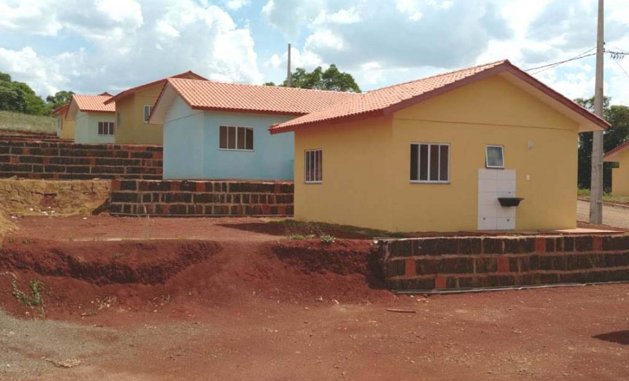 Quarenta famílias de Marmeleiro, município na região Sudoeste do Paraná, realizaram nesta quarta-feira (25) o sonho da casa própria. Elas foram beneficiadas por um projeto habitacional do Governo do Estado, feito em parceria com a prefeitura, com investimentos de aproximadamente R$ 2,6 milhões. Foto: Cohapar