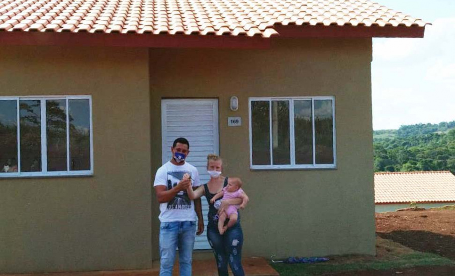 Quarenta famílias de Marmeleiro, município na região Sudoeste do Paraná, realizaram nesta quarta-feira (25) o sonho da casa própria. Elas foram beneficiadas por um projeto habitacional do Governo do Estado, feito em parceria com a prefeitura, com investimentos de aproximadamente R$ 2,6 milhões. Foto: Cohapar