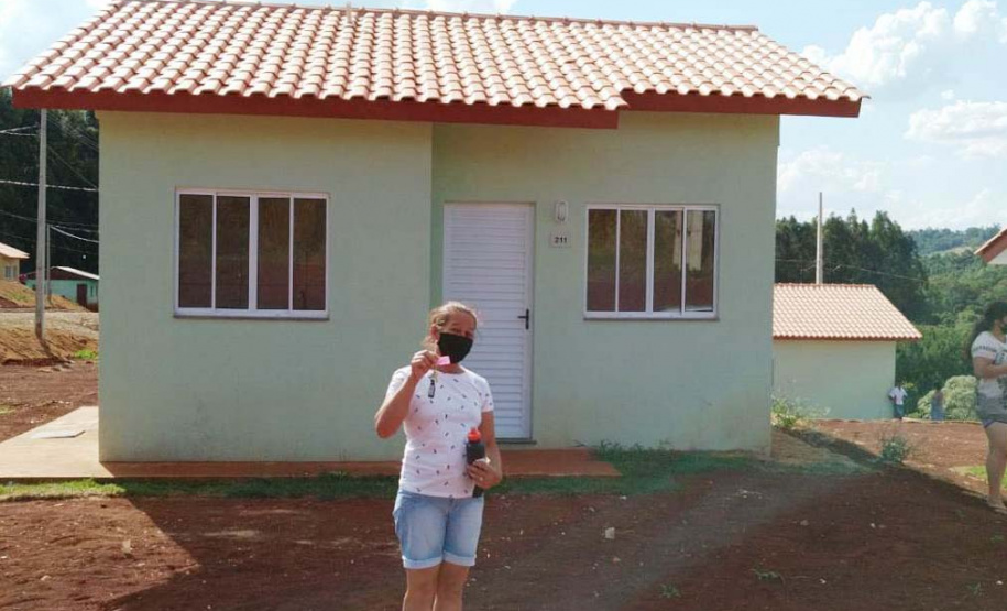 Quarenta famílias de Marmeleiro, município na região Sudoeste do Paraná, realizaram nesta quarta-feira (25) o sonho da casa própria. Elas foram beneficiadas por um projeto habitacional do Governo do Estado, feito em parceria com a prefeitura, com investimentos de aproximadamente R$ 2,6 milhões. Foto: Cohapar