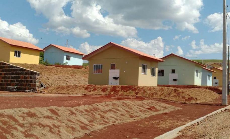 Quarenta famílias de Marmeleiro, município na região Sudoeste do Paraná, realizaram nesta quarta-feira (25) o sonho da casa própria. Elas foram beneficiadas por um projeto habitacional do Governo do Estado, feito em parceria com a prefeitura, com investimentos de aproximadamente R$ 2,6 milhões. Foto: Cohapar