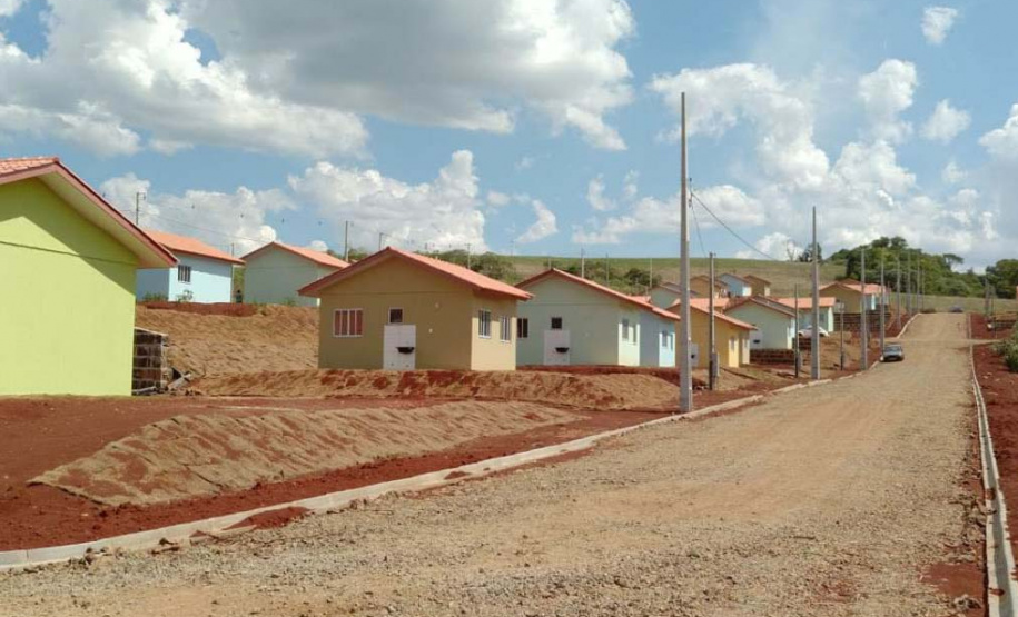 Quarenta famílias de Marmeleiro, município na região Sudoeste do Paraná, realizaram nesta quarta-feira (25) o sonho da casa própria. Elas foram beneficiadas por um projeto habitacional do Governo do Estado, feito em parceria com a prefeitura, com investimentos de aproximadamente R$ 2,6 milhões. Foto: Cohapar