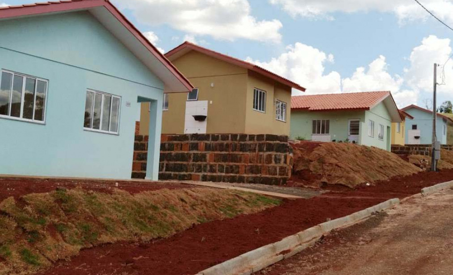 Quarenta famílias de Marmeleiro, município na região Sudoeste do Paraná, realizaram nesta quarta-feira (25) o sonho da casa própria. Elas foram beneficiadas por um projeto habitacional do Governo do Estado, feito em parceria com a prefeitura, com investimentos de aproximadamente R$ 2,6 milhões. Foto: Cohapar