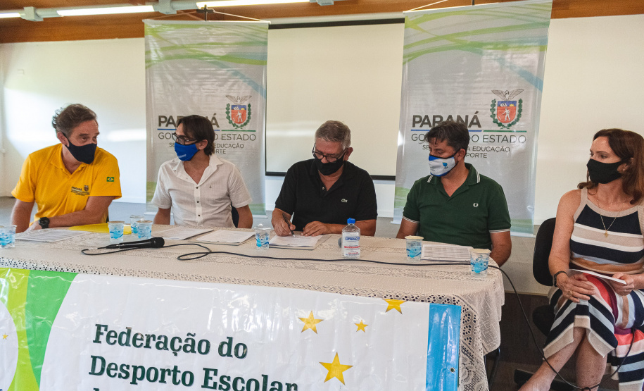 A Superintendência estadual do Esporte e a Federação do Desporto Escolar do Paraná assinaram nesta quarta-feira (25) um termo de cooperação que irá potencializar o esporte escolar do Estado.
Foto: Superintendência do Esporte