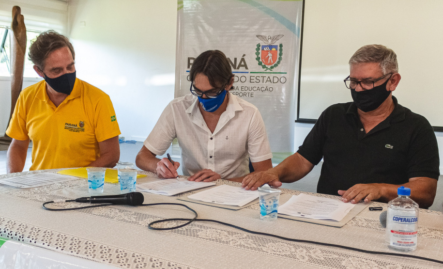 A Superintendência estadual do Esporte e a Federação do Desporto Escolar do Paraná assinaram nesta quarta-feira (25) um termo de cooperação que irá potencializar o esporte escolar do Estado.
Foto: Superintendência do Esporte