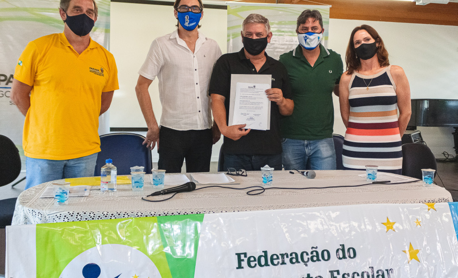 A Superintendência estadual do Esporte e a Federação do Desporto Escolar do Paraná assinaram nesta quarta-feira (25) um termo de cooperação que irá potencializar o esporte escolar do Estado.
Foto: Superintendência do Esporte