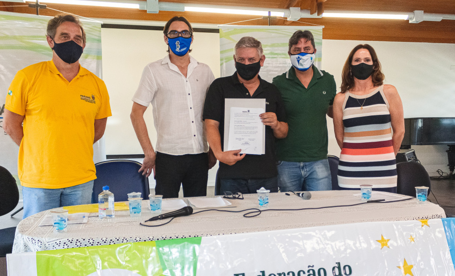 A Superintendência estadual do Esporte e a Federação do Desporto Escolar do Paraná assinaram nesta quarta-feira (25) um termo de cooperação que irá potencializar o esporte escolar do Estado.
Foto: Superintendência do Esporte