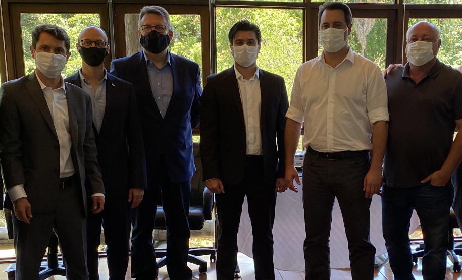 O governador Carlos Massa Ratinho Junior se reuniu nesta quarta-feira (25) com presidentes de cooperativas e de uma agroindústria para discutir projetos de infraestrutura, o cenário da economia e os investimentos planejados pelo agronegócio para os próximos anos, na cadeia de grãos e de carne. Foto: /AEN