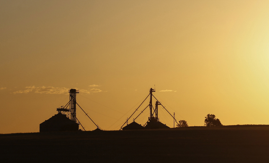 O governador Carlos Massa Ratinho Junior se reuniu nesta quarta-feira (25) com presidentes de cooperativas e de uma agroindústria para discutir projetos de infraestrutura, o cenário da economia e os investimentos planejados pelo agronegócio para os próximos anos, na cadeia de grãos e de carne. Foto: Jonathan Campos/AEN