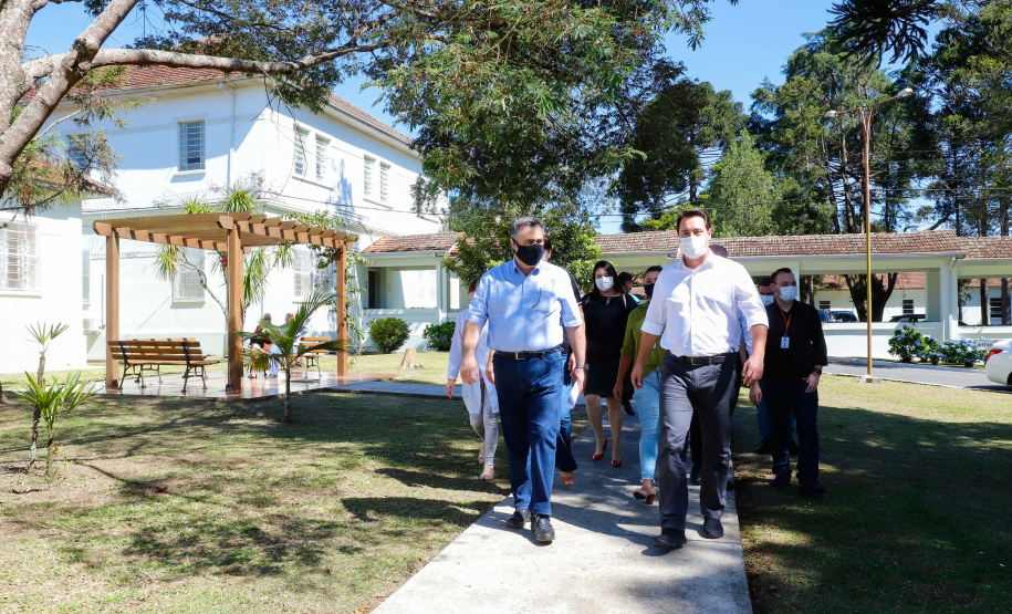 O governador Carlos Massa Ratinho Junior e o secretário de Estado da Saúde, Beto Preto, visitaram nesta quarta-feira (25) o Hospital de Dermatologia Sanitária do Paraná (HDSPR), em Piraquara.