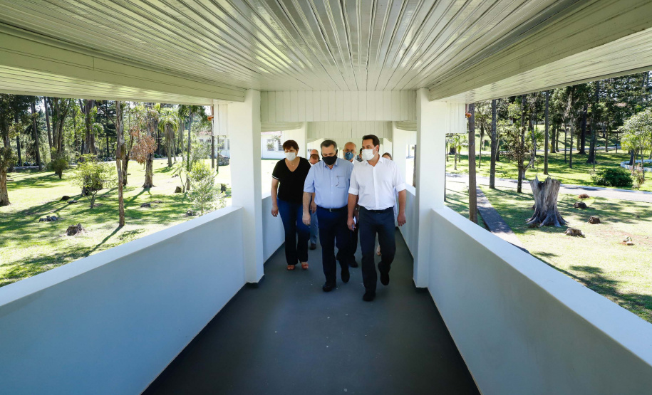 O governador Carlos Massa Ratinho Junior e o secretário de Estado da Saúde, Beto Preto, visitaram nesta quarta-feira (25) o Hospital de Dermatologia Sanitária do Paraná (HDSPR), em Piraquara.