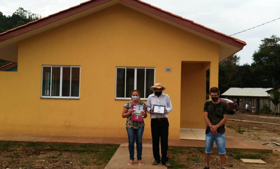 Nesta quinta-feira (26), dezessete famílias de Salgado Filho que viviam em condições precárias ou que pagavam aluguel conquistaram uma casa própria sem precisar pagar nada por isso. A construção do residencial na cidade, na região Sudoeste, recebeu R$ 1,1 milhão de investimento do Governo do Estado, por meio de um financiamento internacional obtido junto ao BID, em um trabalho integrado da Cohapar, Secretaria da Justiça, Família e Trabalho e prefeitura. (Foto: Eduardo Cioatto / Cohapar)