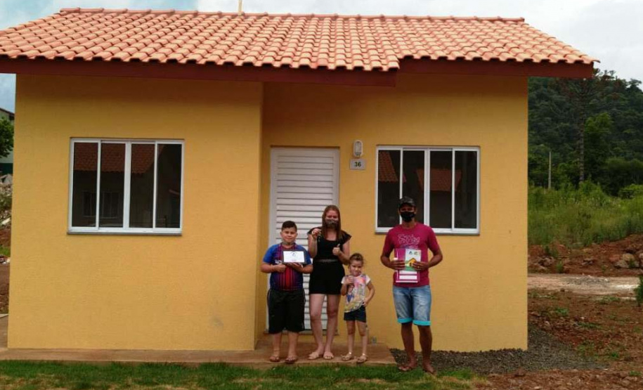 Nesta quinta-feira (26), dezessete famílias de Salgado Filho que viviam em condições precárias ou que pagavam aluguel conquistaram uma casa própria sem precisar pagar nada por isso. A construção do residencial na cidade, na região Sudoeste, recebeu R$ 1,1 milhão de investimento do Governo do Estado, por meio de um financiamento internacional obtido junto ao BID, em um trabalho integrado da Cohapar, Secretaria da Justiça, Família e Trabalho e prefeitura. (Foto: Eduardo Cioatto / Cohapar)