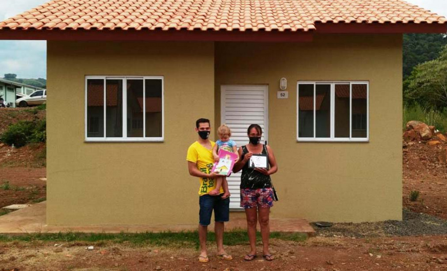 Nesta quinta-feira (26), dezessete famílias de Salgado Filho que viviam em condições precárias ou que pagavam aluguel conquistaram uma casa própria sem precisar pagar nada por isso. A construção do residencial na cidade, na região Sudoeste, recebeu R$ 1,1 milhão de investimento do Governo do Estado, por meio de um financiamento internacional obtido junto ao BID, em um trabalho integrado da Cohapar, Secretaria da Justiça, Família e Trabalho e prefeitura. (Foto: Eduardo Cioatto / Cohapar)