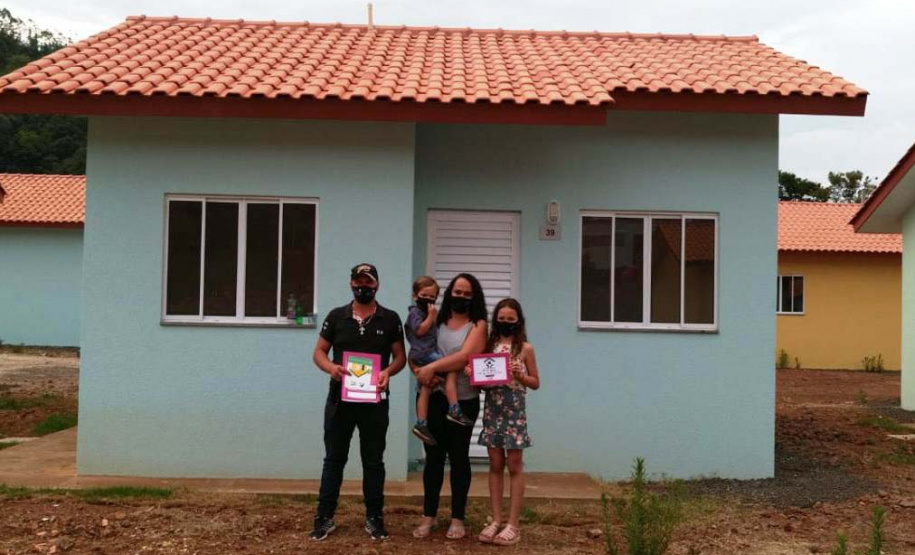 Nesta quinta-feira (26), dezessete famílias de Salgado Filho que viviam em condições precárias ou que pagavam aluguel conquistaram uma casa própria sem precisar pagar nada por isso. A construção do residencial na cidade, na região Sudoeste, recebeu R$ 1,1 milhão de investimento do Governo do Estado, por meio de um financiamento internacional obtido junto ao BID, em um trabalho integrado da Cohapar, Secretaria da Justiça, Família e Trabalho e prefeitura. (Foto: Eduardo Cioatto / Cohapar)