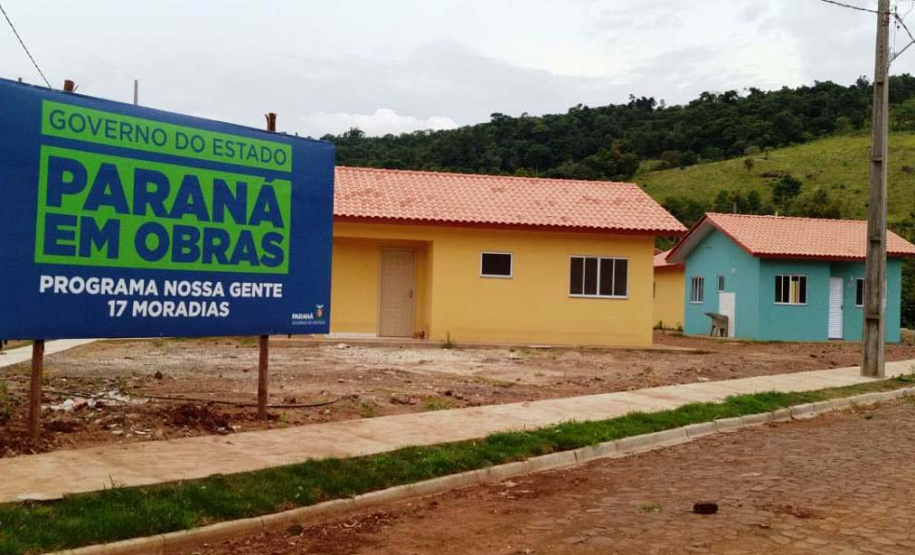 Nesta quinta-feira (26), dezessete famílias de Salgado Filho que viviam em condições precárias ou que pagavam aluguel conquistaram uma casa própria sem precisar pagar nada por isso. A construção do residencial na cidade, na região Sudoeste, recebeu R$ 1,1 milhão de investimento do Governo do Estado, por meio de um financiamento internacional obtido junto ao BID, em um trabalho integrado da Cohapar, Secretaria da Justiça, Família e Trabalho e prefeitura. (Foto: Eduardo Cioatto / Cohapar)