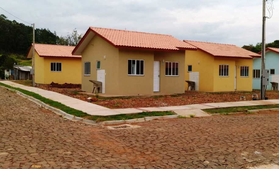 Nesta quinta-feira (26), dezessete famílias de Salgado Filho que viviam em condições precárias ou que pagavam aluguel conquistaram uma casa própria sem precisar pagar nada por isso. A construção do residencial na cidade, na região Sudoeste, recebeu R$ 1,1 milhão de investimento do Governo do Estado, por meio de um financiamento internacional obtido junto ao BID, em um trabalho integrado da Cohapar, Secretaria da Justiça, Família e Trabalho e prefeitura. (Foto: Eduardo Cioatto / Cohapar)