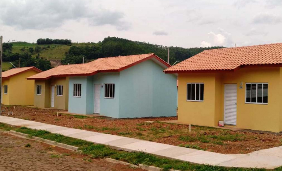 Nesta quinta-feira (26), dezessete famílias de Salgado Filho que viviam em condições precárias ou que pagavam aluguel conquistaram uma casa própria sem precisar pagar nada por isso. A construção do residencial na cidade, na região Sudoeste, recebeu R$ 1,1 milhão de investimento do Governo do Estado, por meio de um financiamento internacional obtido junto ao BID, em um trabalho integrado da Cohapar, Secretaria da Justiça, Família e Trabalho e prefeitura. (Foto: Eduardo Cioatto / Cohapar)