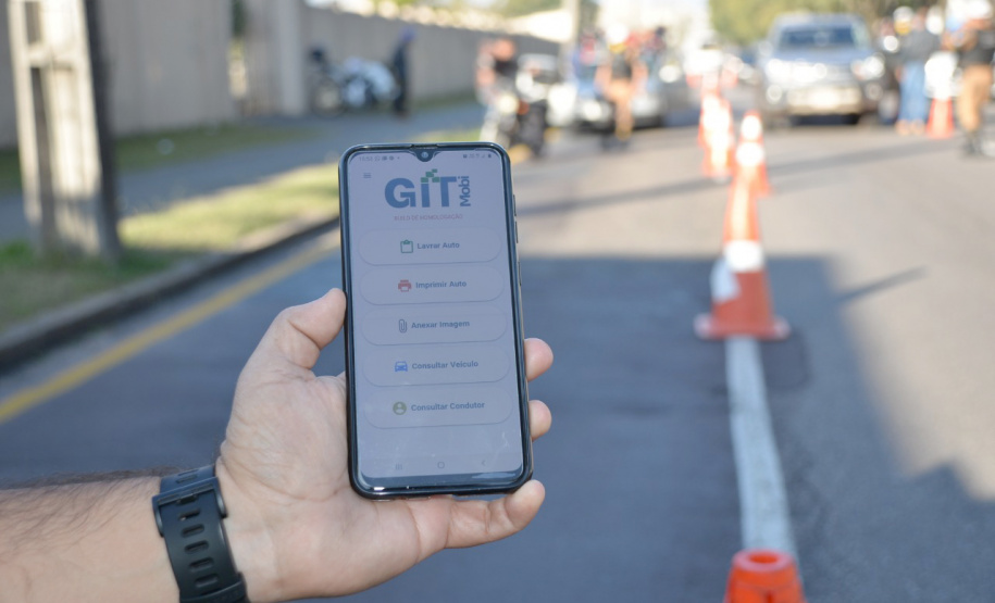 Talonário eletrônico desenvolvido pelo Detran já começa a ser usado pela Polícia Militar do Paraná. Foto:: Adilson Pieczykolan Santana/Detran