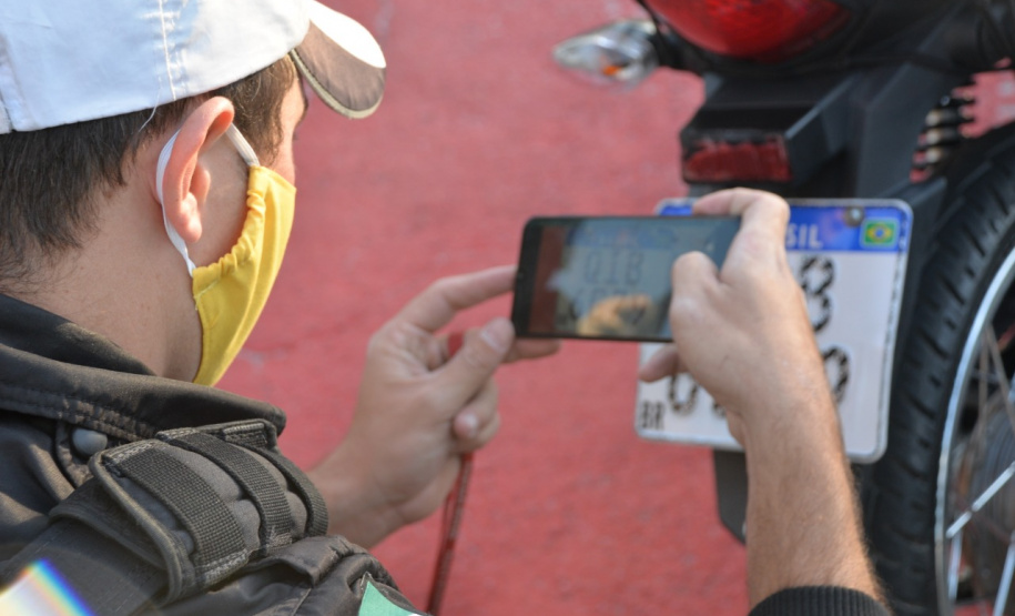 Talonário eletrônico desenvolvido pelo Detran já começa a ser usado pela Polícia Militar do Paraná. Foto:: Adilson Pieczykolan Santana/Detran