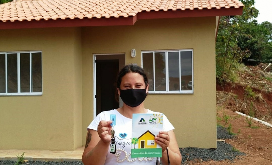 Representantes do Governo do Estado e da Prefeitura de Coronel Vivida entregaram nesta sexta-feira (27) as chaves de 21 casas a famílias que viviam em situação de vulnerabilidade social na cidade. Com a conclusão do empreendimento, chega a 78 o número de moradias populares entregues na região Sudoeste do Paraná apenas nesta semana. Foto: Eduardo Cioatto / Cohapar