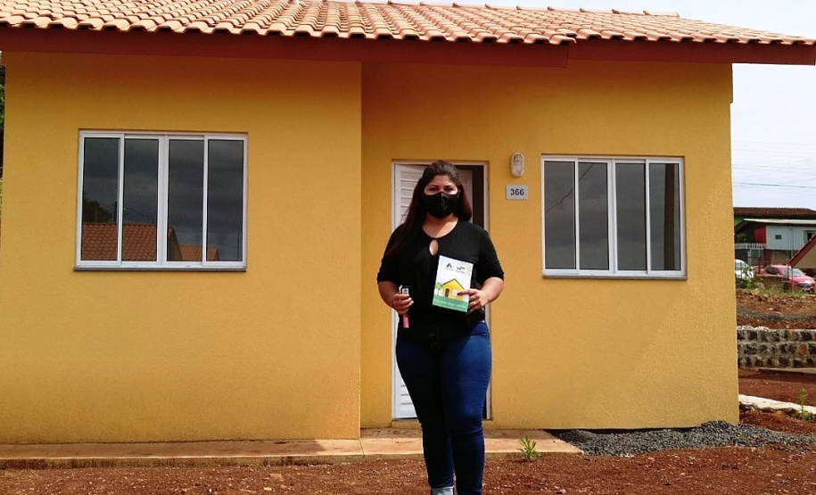 Representantes do Governo do Estado e da Prefeitura de Coronel Vivida entregaram nesta sexta-feira (27) as chaves de 21 casas a famílias que viviam em situação de vulnerabilidade social na cidade. Com a conclusão do empreendimento, chega a 78 o número de moradias populares entregues na região Sudoeste do Paraná apenas nesta semana. Foto: Eduardo Cioatto / Cohapar