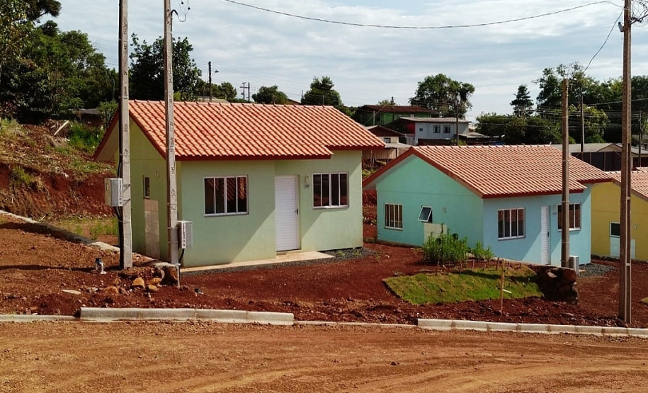 Representantes do Governo do Estado e da Prefeitura de Coronel Vivida entregaram nesta sexta-feira (27) as chaves de 21 casas a famílias que viviam em situação de vulnerabilidade social na cidade. Com a conclusão do empreendimento, chega a 78 o número de moradias populares entregues na região Sudoeste do Paraná apenas nesta semana. Foto: Eduardo Cioatto / Cohapar