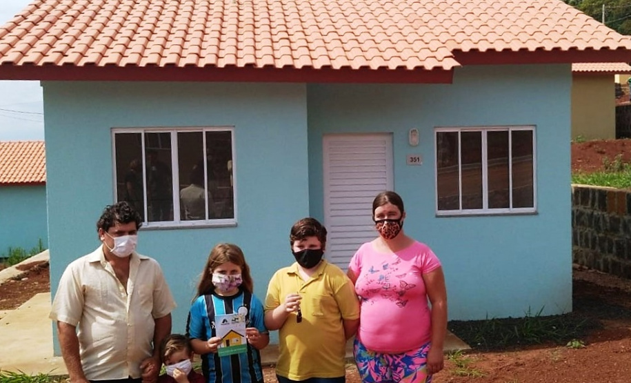 Representantes do Governo do Estado e da Prefeitura de Coronel Vivida entregaram nesta sexta-feira (27) as chaves de 21 casas a famílias que viviam em situação de vulnerabilidade social na cidade. Com a conclusão do empreendimento, chega a 78 o número de moradias populares entregues na região Sudoeste do Paraná apenas nesta semana. Foto: Eduardo Cioatto / Cohapar