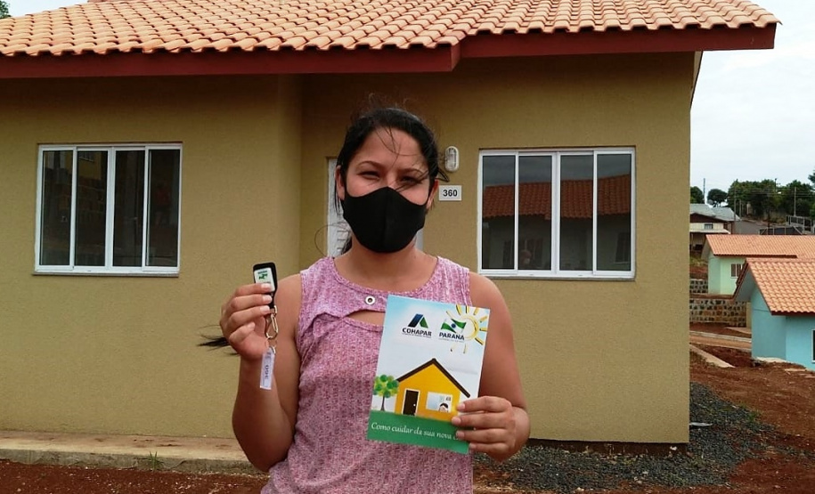 Representantes do Governo do Estado e da Prefeitura de Coronel Vivida entregaram nesta sexta-feira (27) as chaves de 21 casas a famílias que viviam em situação de vulnerabilidade social na cidade. Com a conclusão do empreendimento, chega a 78 o número de moradias populares entregues na região Sudoeste do Paraná apenas nesta semana. Foto: Eduardo Cioatto / Cohapar