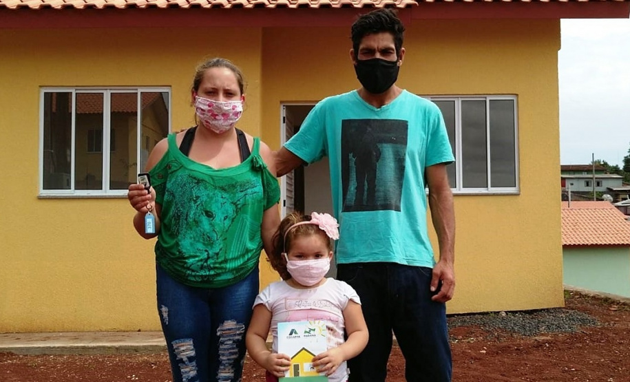 Representantes do Governo do Estado e da Prefeitura de Coronel Vivida entregaram nesta sexta-feira (27) as chaves de 21 casas a famílias que viviam em situação de vulnerabilidade social na cidade. Com a conclusão do empreendimento, chega a 78 o número de moradias populares entregues na região Sudoeste do Paraná apenas nesta semana. Foto: Eduardo Cioatto / Cohapar