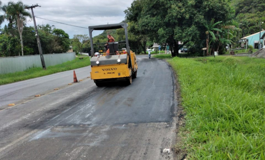 Serviços de microrrevestimento asfáltico em Matinhos devem afetar o trânsito durante os primeiros dias do mês de dezembro.
Foto: DER