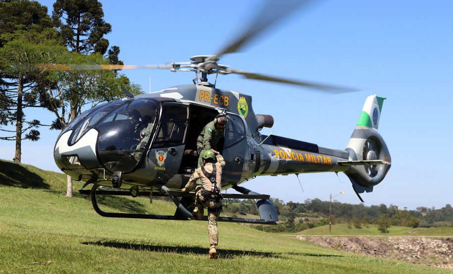 Atividades são promovidas regularmente para que os profissionais estejam prontos para dar suporte às equipes da PM e do Corpo de Bombeiros em operações, radiopatrulhamento aéreo, resgates e remoções aeromédicas.
Foto: SESP