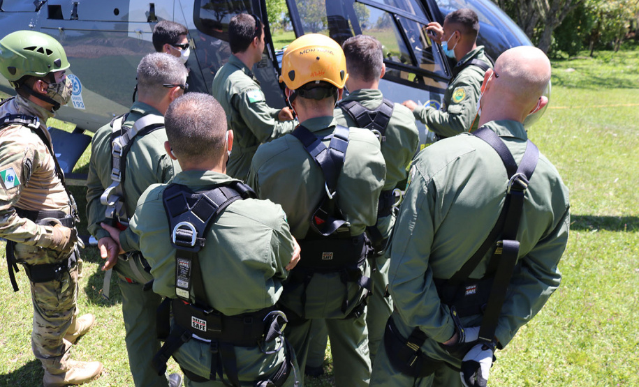 Atividades são promovidas regularmente para que os profissionais estejam prontos para dar suporte às equipes da PM e do Corpo de Bombeiros em operações, radiopatrulhamento aéreo, resgates e remoções aeromédicas.
Foto: SESP