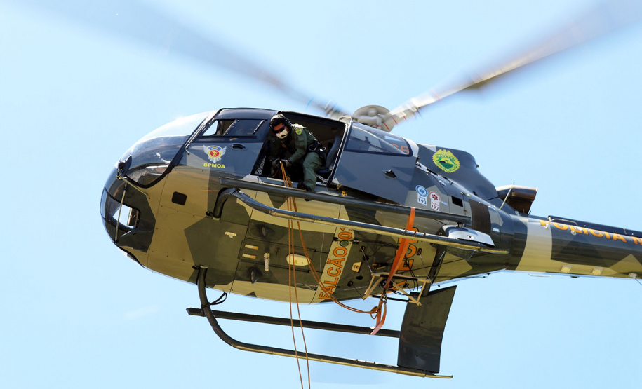 Atividades são promovidas regularmente para que os profissionais estejam prontos para dar suporte às equipes da PM e do Corpo de Bombeiros em operações, radiopatrulhamento aéreo, resgates e remoções aeromédicas.
Foto: SESP