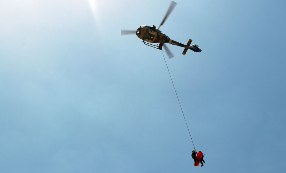 Atividades são promovidas regularmente para que os profissionais estejam prontos para dar suporte às equipes da PM e do Corpo de Bombeiros em operações, radiopatrulhamento aéreo, resgates e remoções aeromédicas.
Foto: SESP