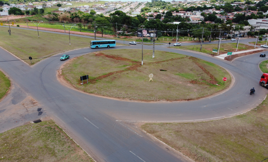 Duplicacao Gauchao 323 Obra de duplicação da PR-323 no perímetro urbano de Umuarama. O trecho é de 4,4 quilômetros, e vai do trevo do Gauchão até o acesso à Mariluz, no entroncamento com a PR-468. Também serão construídas vias marginais nos dois sentidos, além de duas intersecções em desnível. Na foto, Altevir Correia da Silva funcionário da Autoposto Gauchao.19/11/2020 - Foto: Geraldo Bubniak/AEN