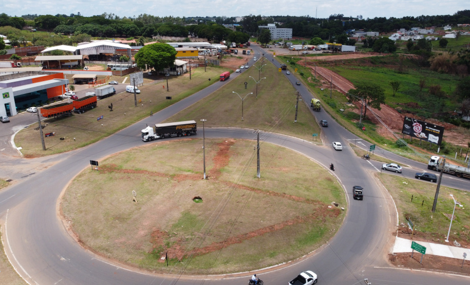 Duplicacao Gauchao 323 Obra de duplicação da PR-323 no perímetro urbano de Umuarama. O trecho é de 4,4 quilômetros, e vai do trevo do ?Gauchão? até o acesso à Mariluz, no entroncamento com a PR-468. Também serão construídas vias marginais nos dois sentidos, além de duas intersecções em desnível. Na foto, Altevir Correia da Silva funcionario da Autoposto Gauchao.19/11/2020 - Foto: Geraldo Bubniak/AEN