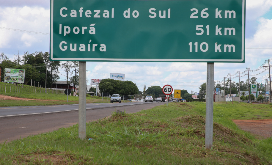 Duplicacao Gauchao 323 Obra de duplicação da PR-323 no perímetro urbano de Umuarama. O trecho é de 4,4 quilômetros, e vai do trevo do ?Gauchão? até o acesso à Mariluz, no entroncamento com a PR-468. Também serão construídas vias marginais nos dois sentidos, além de duas intersecções em desnível. Na foto, Altevir Correia da Silva funcionario da Autoposto Gauchao.19/11/2020 - Foto: Geraldo Bubniak/AEN