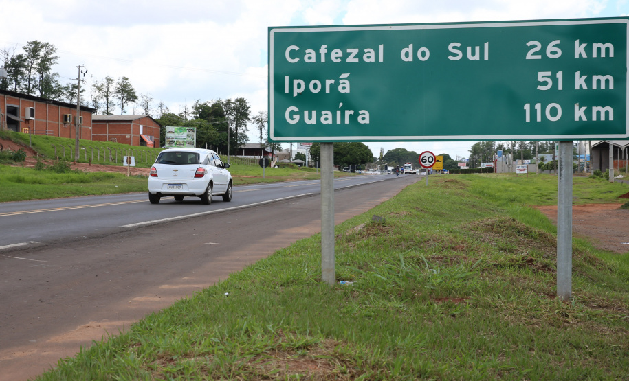 Duplicacao Gauchao 323 Obra de duplicação da PR-323 no perímetro urbano de Umuarama. O trecho é de 4,4 quilômetros, e vai do trevo do ?Gauchão? até o acesso à Mariluz, no entroncamento com a PR-468. Também serão construídas vias marginais nos dois sentidos, além de duas intersecções em desnível. Na foto, Altevir Correia da Silva funcionario da Autoposto Gauchao.19/11/2020 - Foto: Geraldo Bubniak/AEN