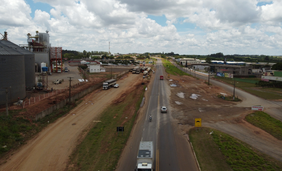 Duplicacao Gauchao 323 Obra de duplicação da PR-323 no perímetro urbano de Umuarama. O trecho é de 4,4 quilômetros, e vai do trevo do ?Gauchão? até o acesso à Mariluz, no entroncamento com a PR-468. Também serão construídas vias marginais nos dois sentidos, além de duas intersecções em desnível. Na foto, Altevir Correia da Silva funcionario da Autoposto Gauchao.19/11/2020 - Foto: Geraldo Bubniak/AEN